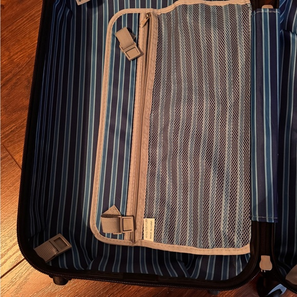 Heys Carryon and Cosmetic Bag Set - Picture 4 of 12